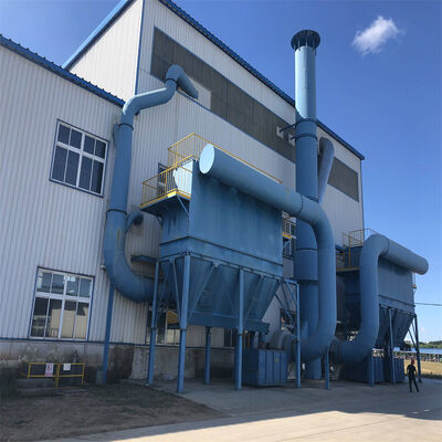 Die Staubabsaugungsanlage des Pulsbeutelfilters am Ende der Sintermaschine im Stahlwerk